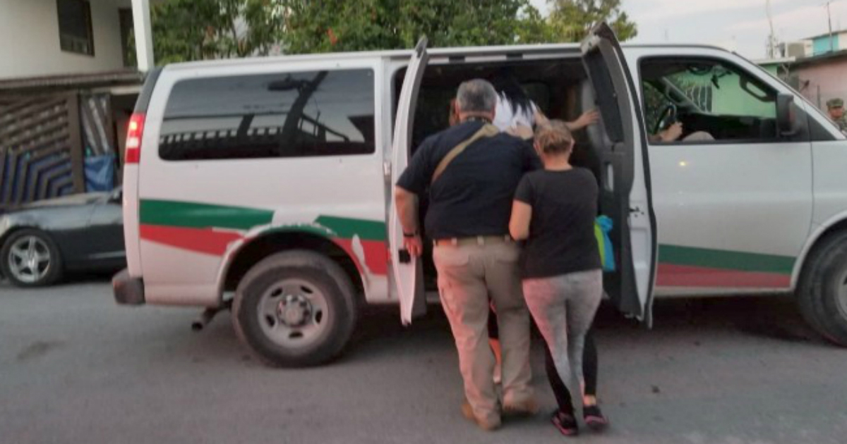 Policía Estatal del municipio de Matamoros con migrantes cubanos © Secretaría de Seguridad Pública de Tamaulipas 