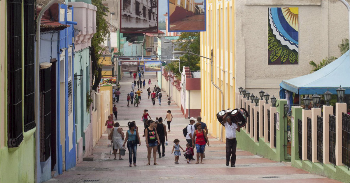 Mujeres cubanas caminan por Santiago de Cuba © CiberCuba