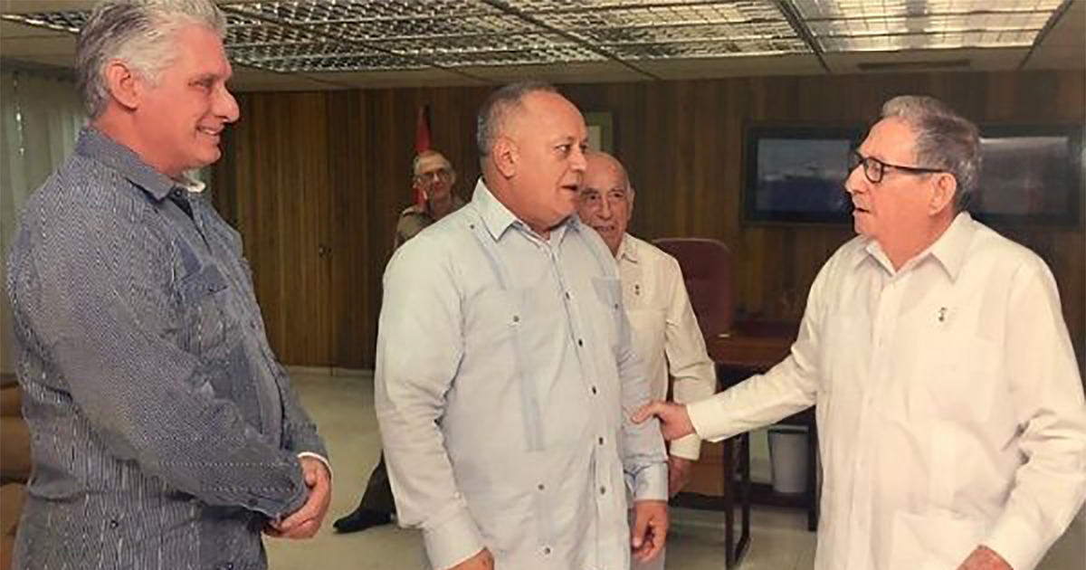 Raúl Castro y Miguel Díaz-Canel reciben a Diosdado Cabello © Estudios Revolución