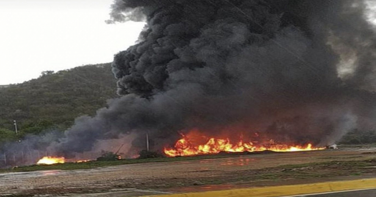 Incendio en las inmediaciones de la Refinería Puerto La Cruz © Twitter/El Estímulo