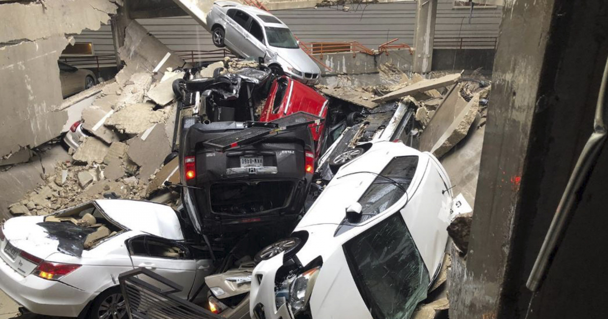 Autos destruidos al interior del edificio © Twitter/Nelly Carreno