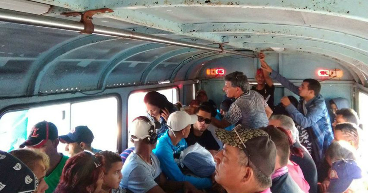 Muchos cubanos se mueven en camiones particulares © CiberCuba