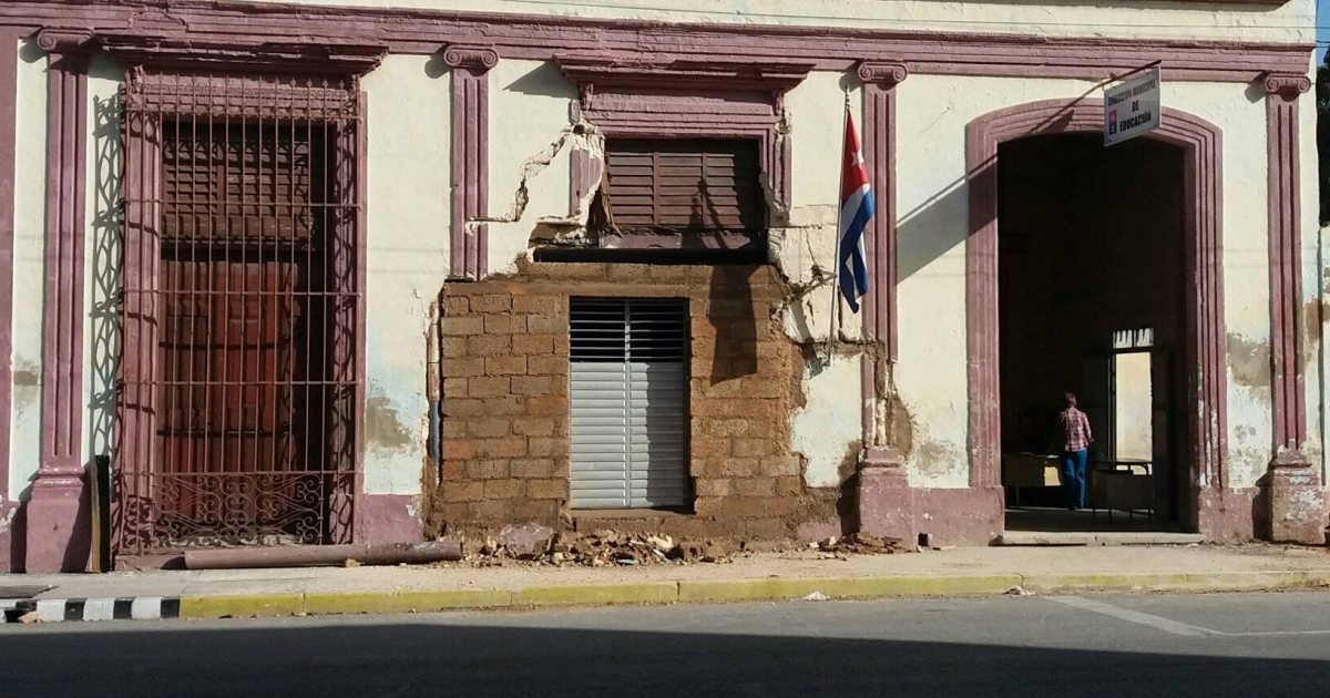 Reparación hecha por las autoridades en la fachada del céntrico edificio en Cárdenas © Tele Bandera