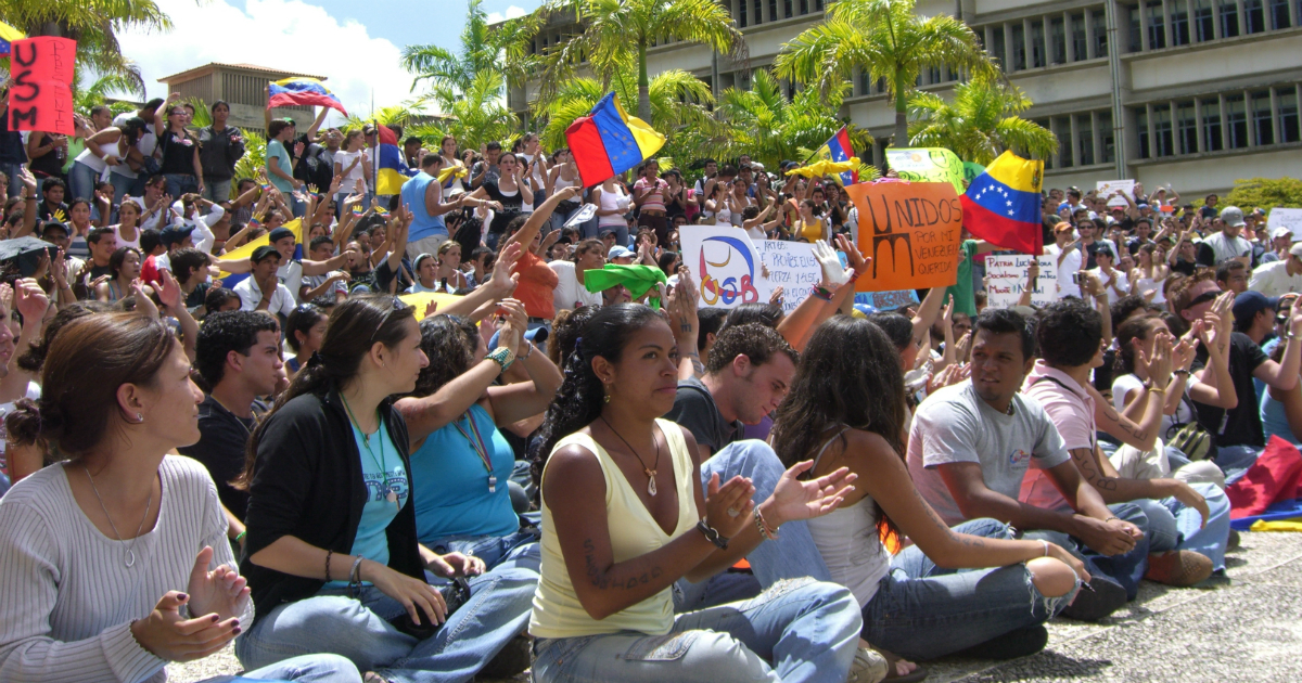 Estudiantes universitarios en Venezuela durante una manifestación (imagen de referencia) © Flickr / Andrés E. Azpúrua