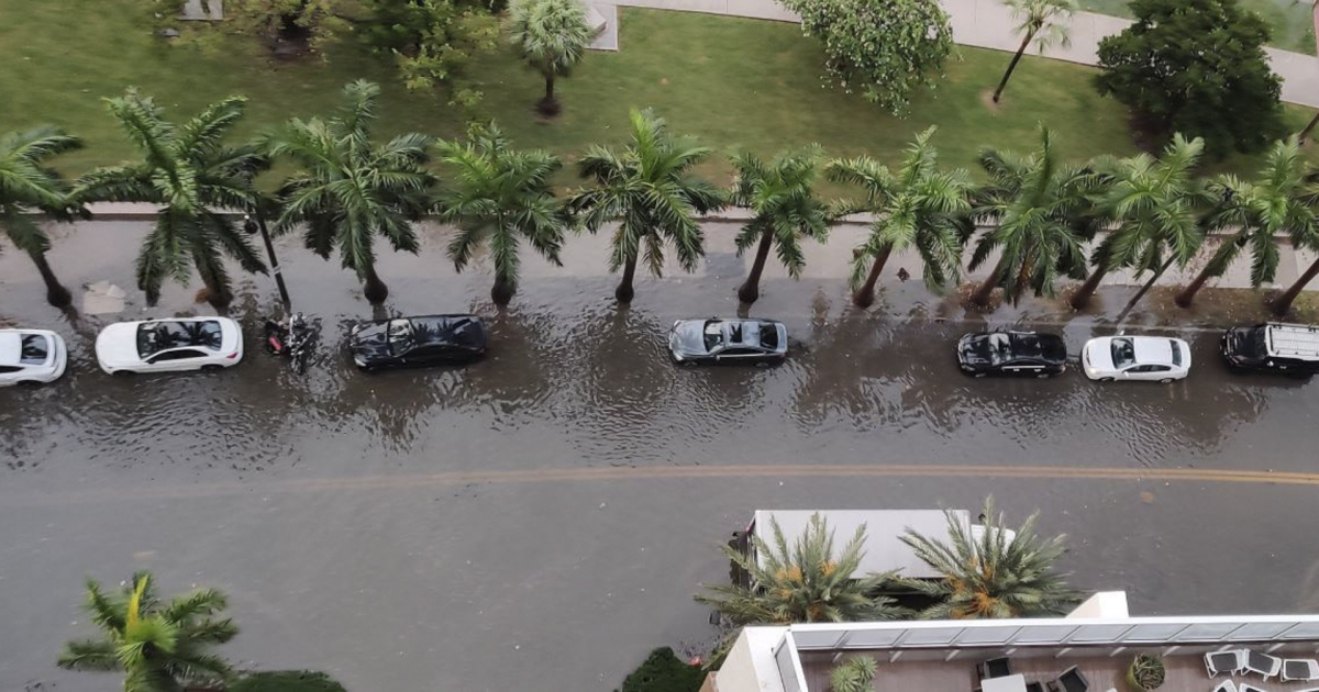 Autos en medio de la inundación en un barrio de Miami © Twitter/Rosa Jiménez Cano
