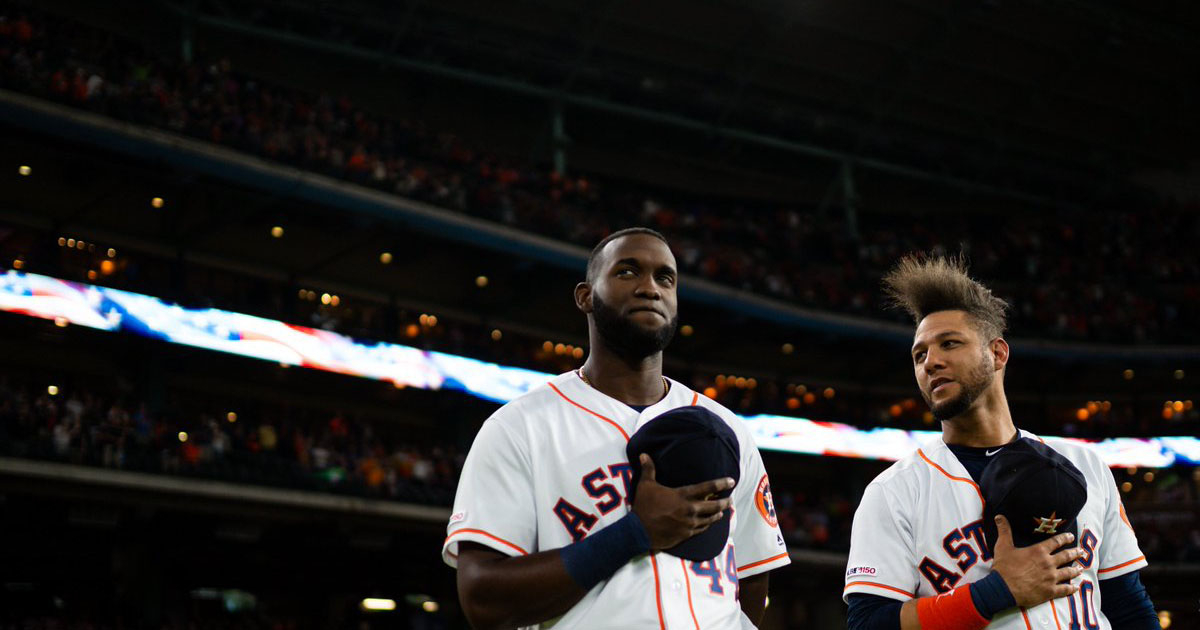 Yordan (izquierda) y Yulieski, jonroneros de la noche por los Astros. © Twitter/ Houston Astros
