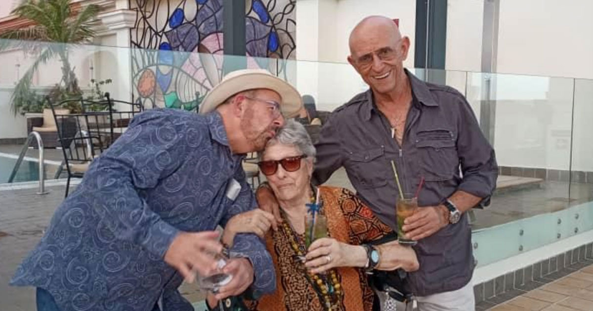 Patricio de la Guardia (der,) junto a la etnóloga Natalia Bolivar y un amigo estadounidense no identificado en una foto reciente. © CiberCuba