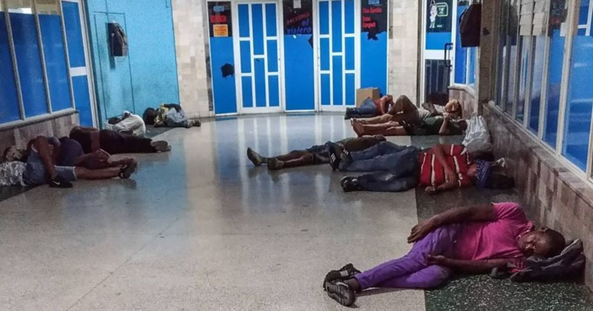 Personas duermen el suelo en espera de tener un pasaje © CiberCuba