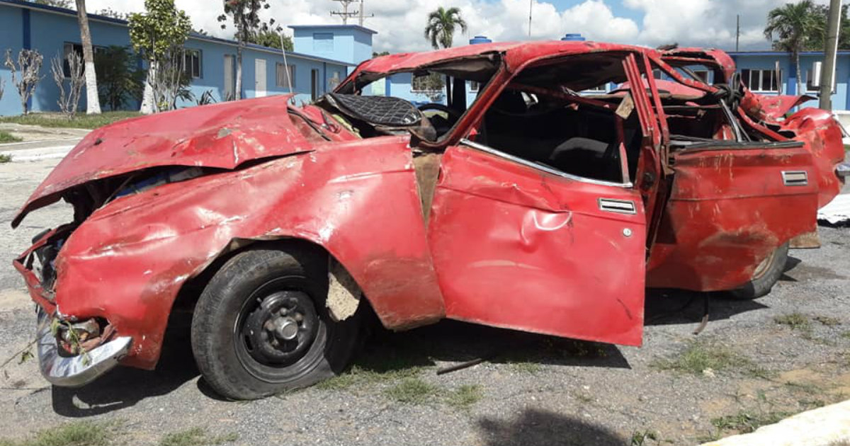 Uno de los autos siniestrados en un accidente ocurrido en Pinar del Río © Facebook - Daimy Díaz Breijo