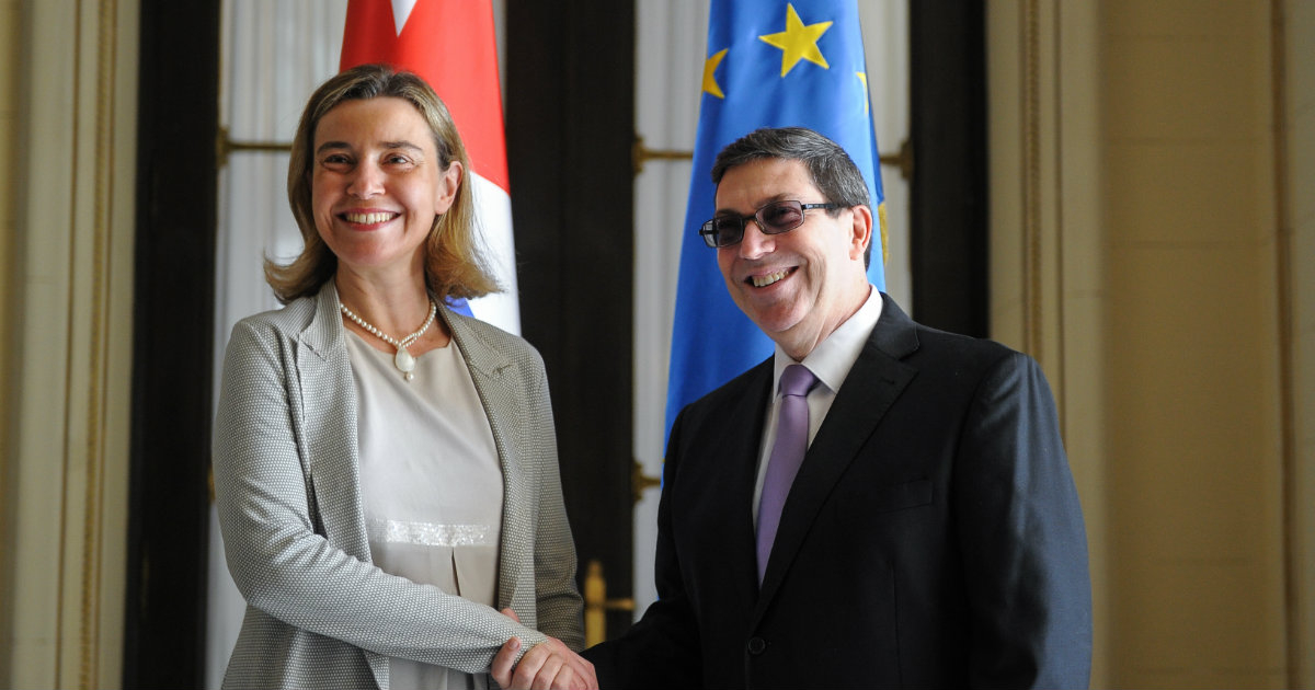 Federica Mogherini, jefa de la Diplomacia Europea (i) y Bruno Rodríguez, canciller cubano (d) © Twitter / CubaMinrex