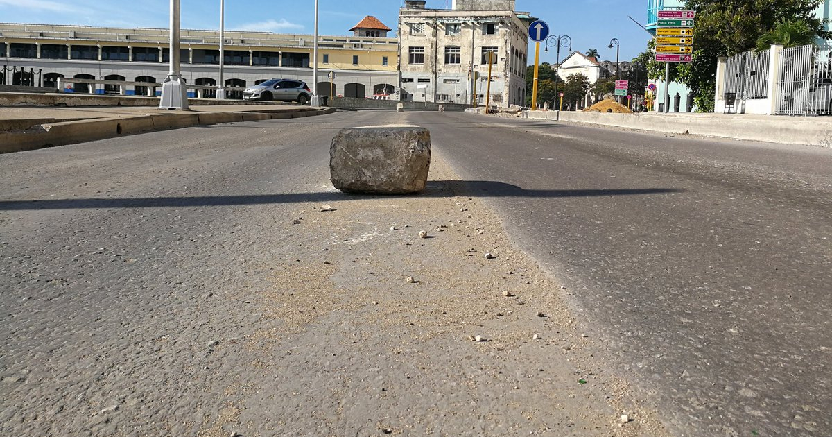 Piedra en plena Avenida del Puerto © Twitter / Alejandro Rojas