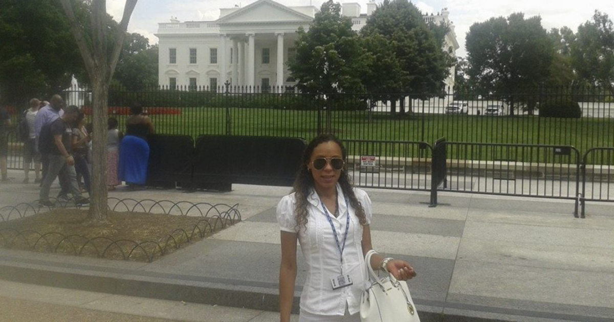 Kirenia Yalit Núñez Pérez frente a la Casa Blanca (EE.UU.) en una foto de archivo © Facebook de la activista
