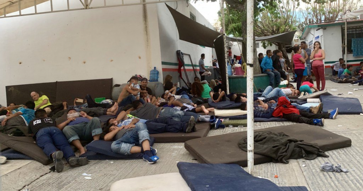 Migrantes tumbados en colchonetas en un centro de detención en Chiapas © Alerta Chiapas