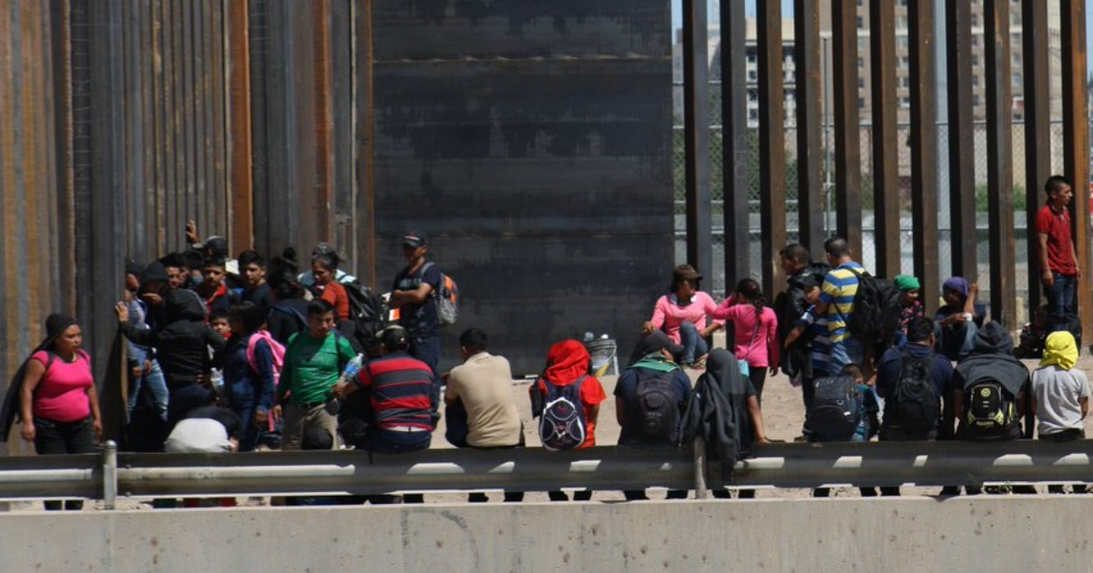 Migrantes a la espera de su solicitud en la frontera entre México y Estados Unidos © Twitter / Human Rights First