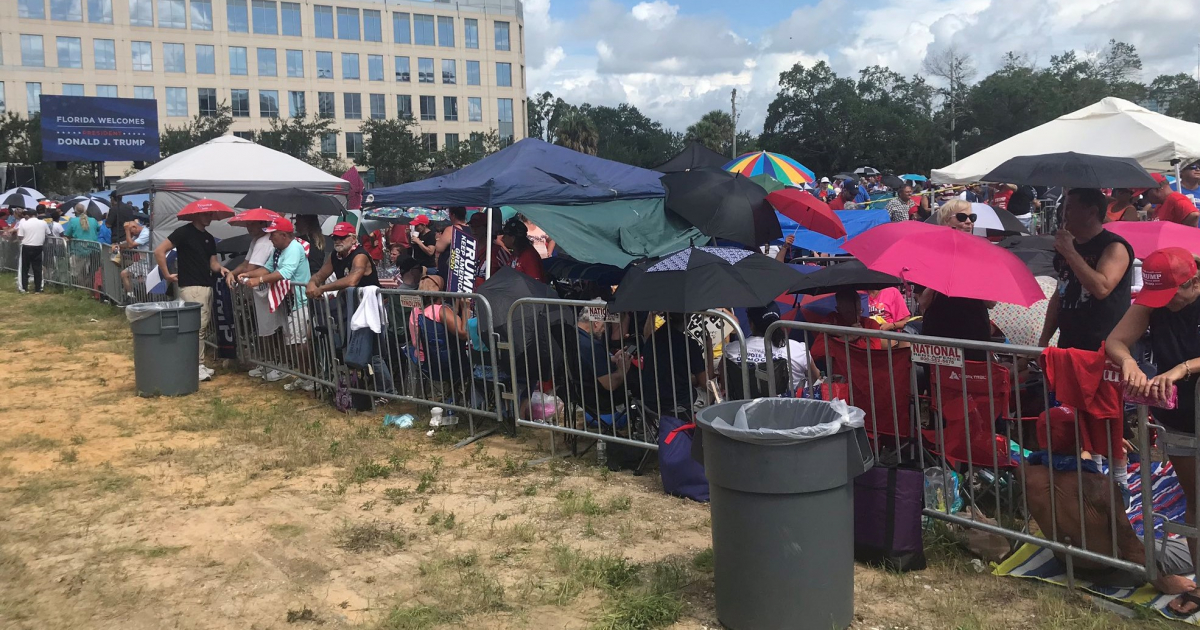 Miles esperan a Trump en Orlando © Twitter / Mark Lehman