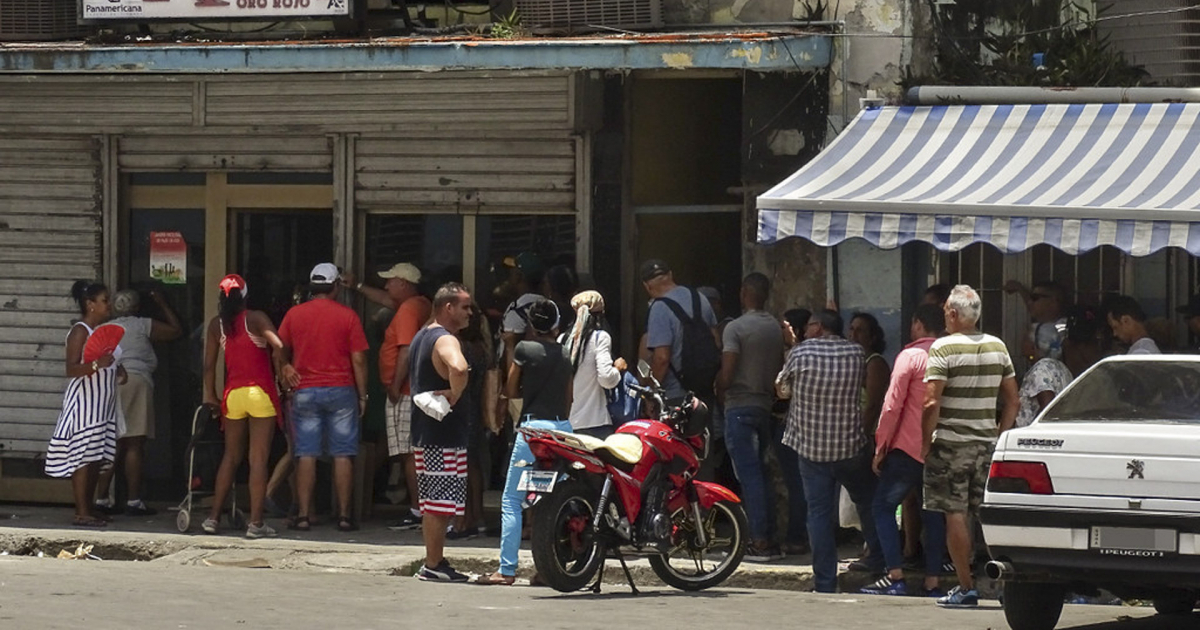 Cola para comprar alimentos en La Habana © CiberCuba