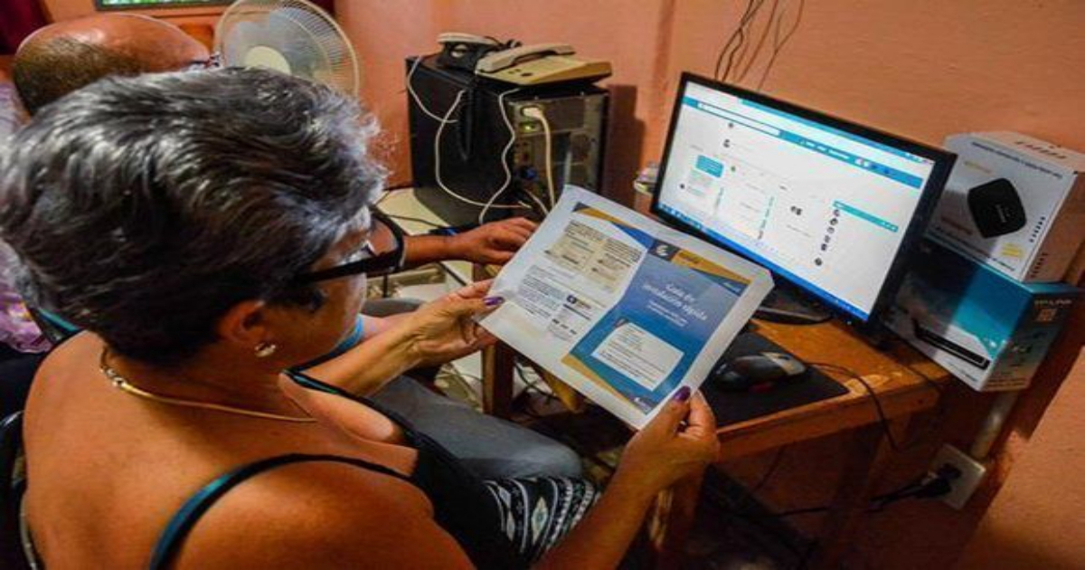 Unos cubanos, conectados a Internet en su casa © Twitter / ETECSA_Cuba