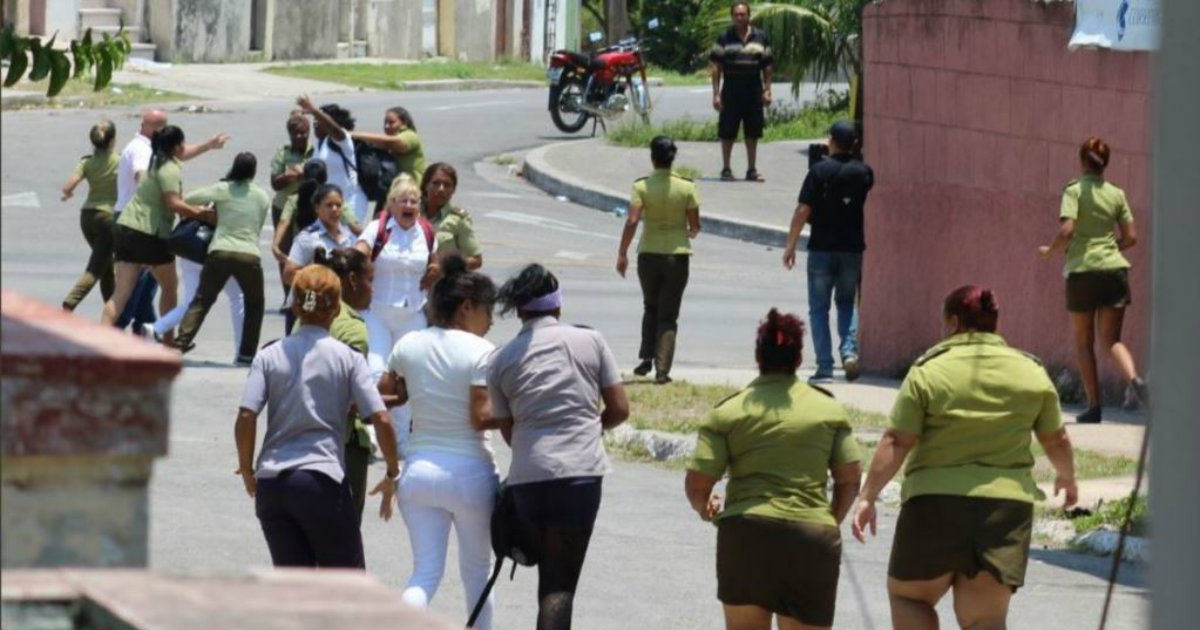 Damas de Blanco son reprimidas por agentes del MININT y por la Policía © Facebook/Ángel Moya