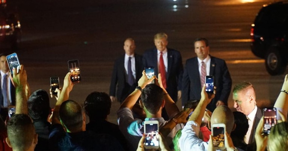 Trump en el aeropuerto de Miami © Aaron Sánchez-Guerra/ WLRN Noticias
