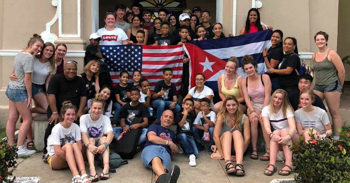 Carlos Lazo en Cuba, junto a sus alumnos, en el mes de abril © Facebook/Carlos Lazo
