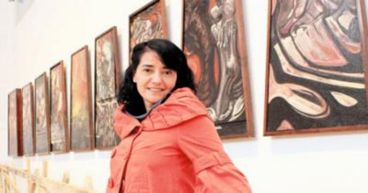 La curadora Taiyana Pimentel, en un museo © SOMA