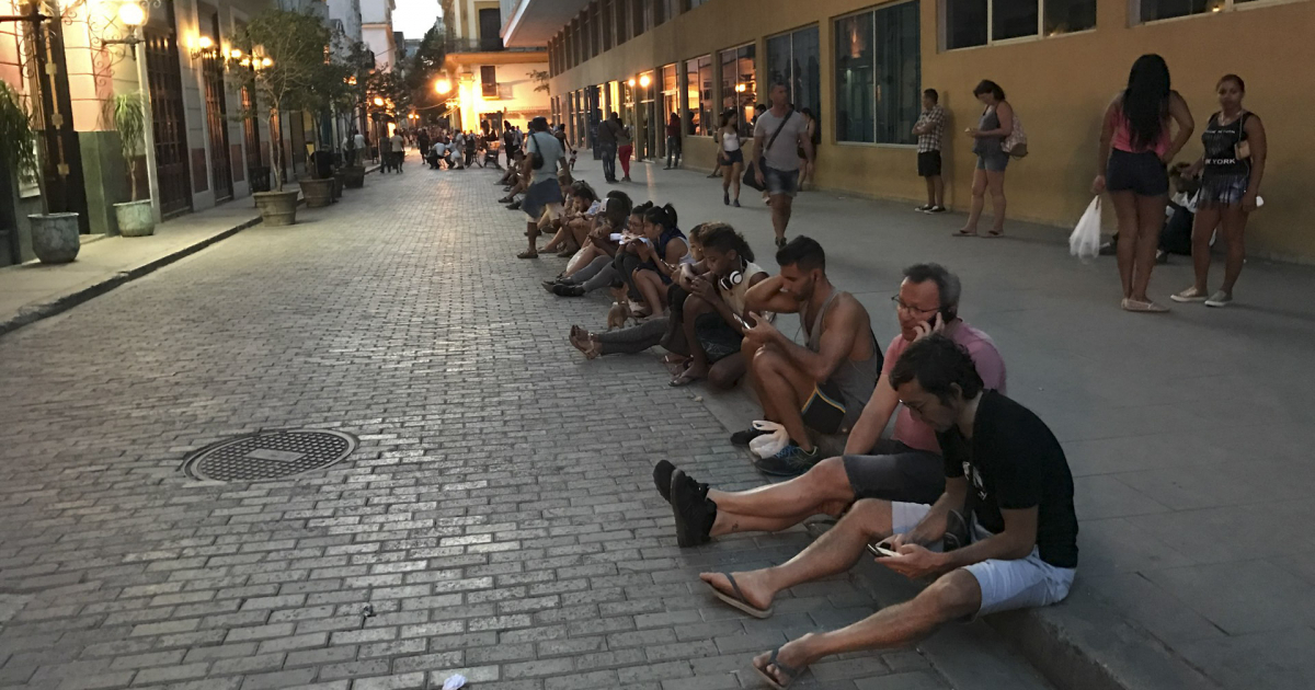 Cubanos se conectan a una red Wi-Fi en La Habana Vieja © CiberCuba