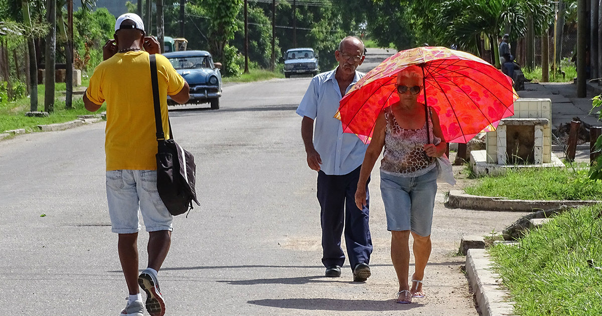Personas protegiéndose del sol © CiberCuba