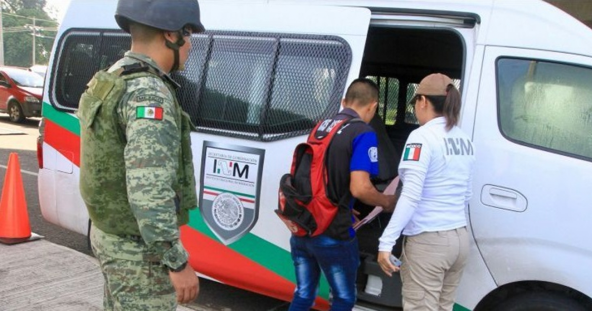 Funcionarios del INM detienen a migrantes en México © INAMI