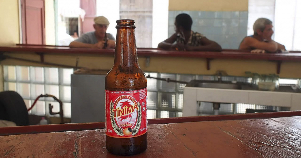 Botella de cerveza Tínima en un bar de La Habana © YouTube