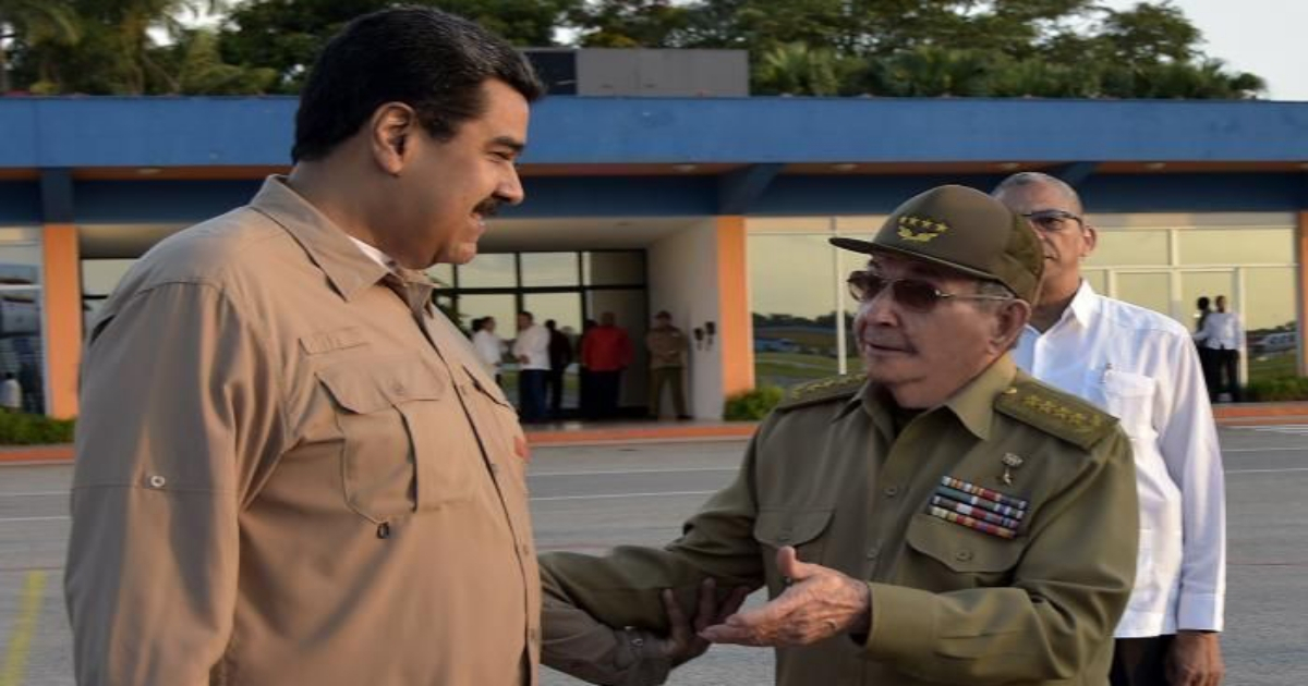 Nicolás Maduro (i) y Raúl Castro, en una imagen de archivo © Estudios Revolución
