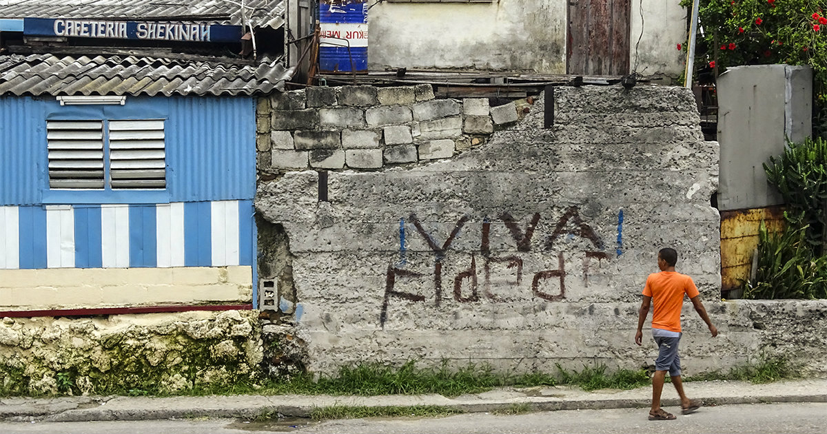 "Viva Fidel" escrito en un pared en la calle en Cuba © CiberCuba