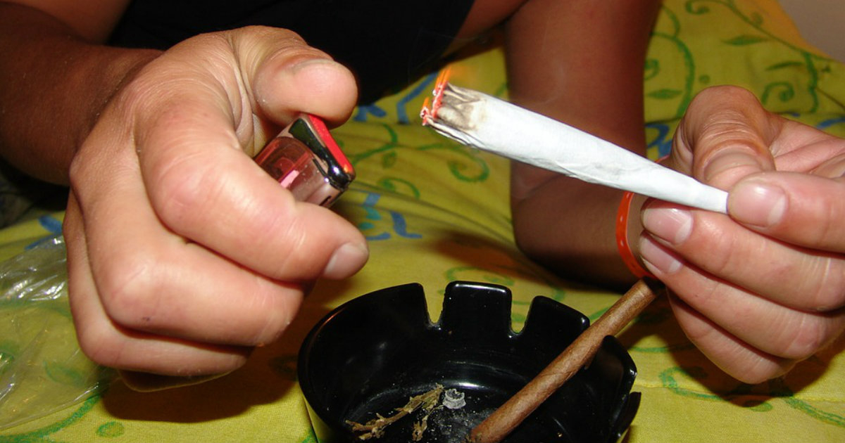 Una persona enciende un cigarrillo de marihuana © Pixabay