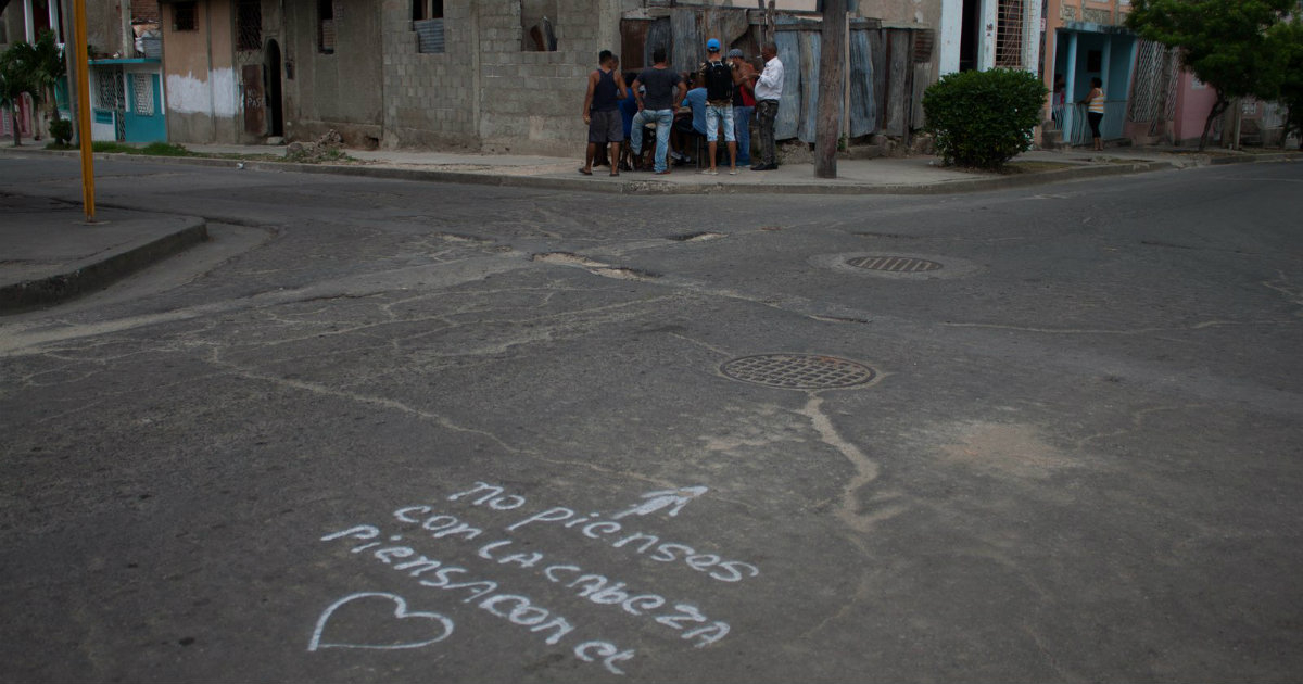 Las calles de Santiago de Cuba se llenan de mensajes de amor © CiberCuba / José Roberto Loo Vázquez