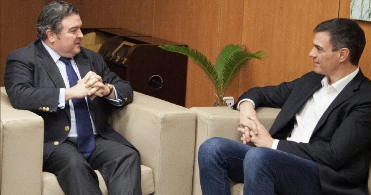 Embajador estadounidense en España, Richard Duke Buchan, con el presidente Pedro Sánchez en 2018 (imagen referencial) © Pedro Sánchez/ Twitter