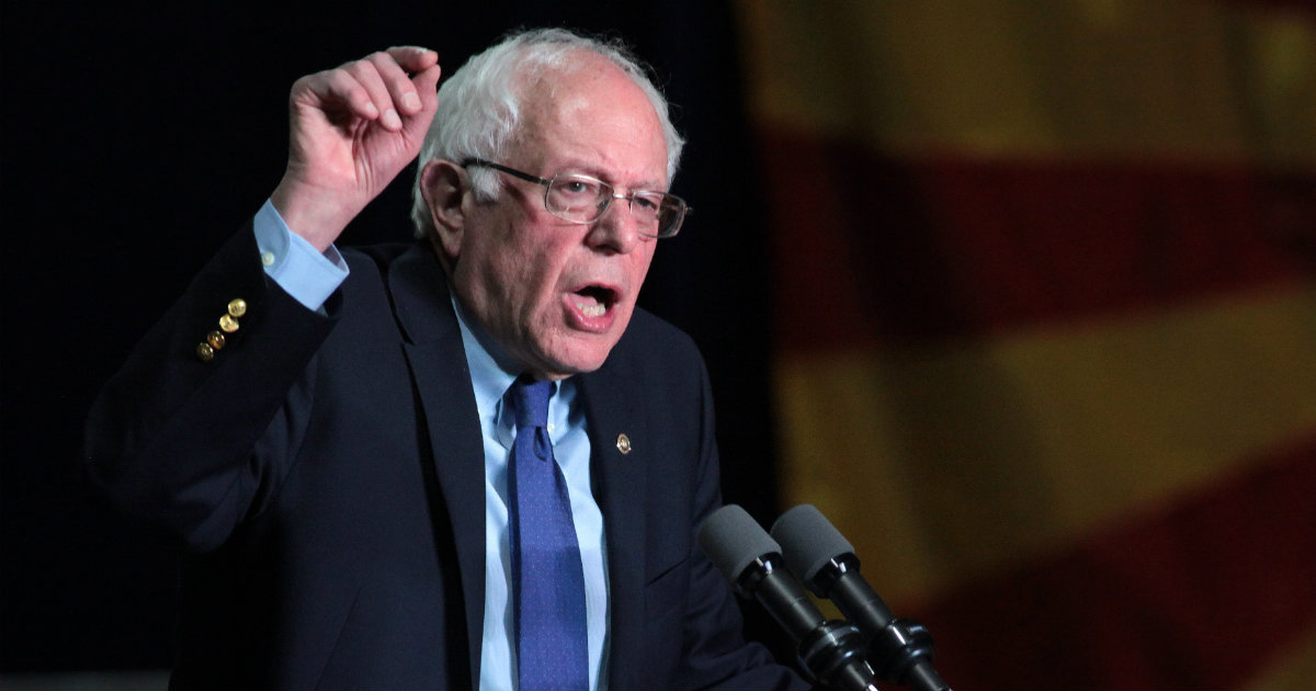 Bernie Sanders levanta su mano durante un acto electoral © Flickr / Gage Skidmore