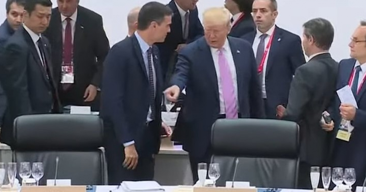 Trump le señala a Sánchez su asiento © Captura de video en Youtube