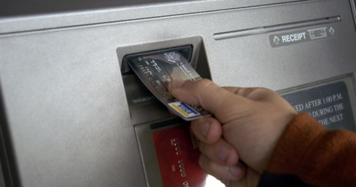 Un cliente usa su tarjeta de crédito © Headquarters Marine Corps