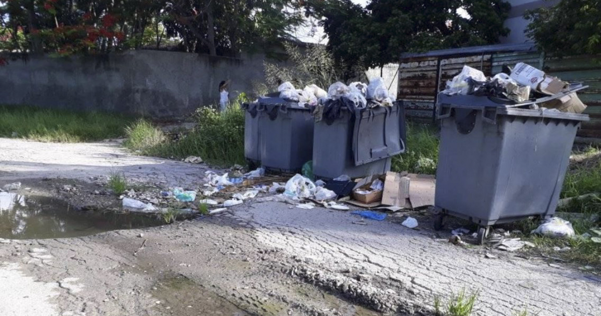 Cestos de basura en Habana del Este © Facebook / Alejandro Rojas Espinosa