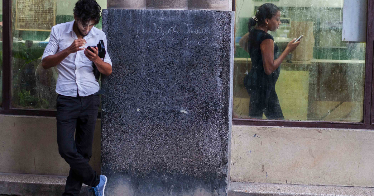 Cubanos usando sus celulares © Fonoma