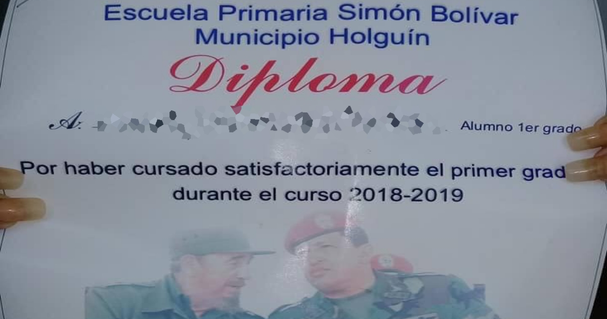 Una parte del Diploma con la imagen de Fidel Castro y Hugo Chávez © Facebook