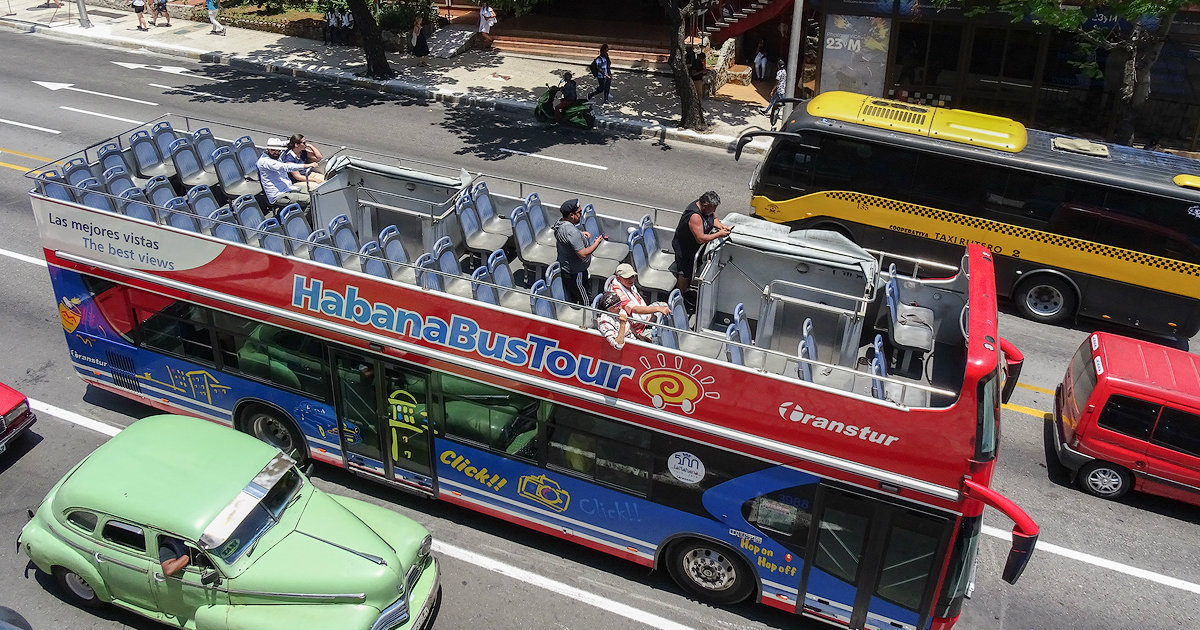 Autobús turístico en 23 y M © CiberCuba