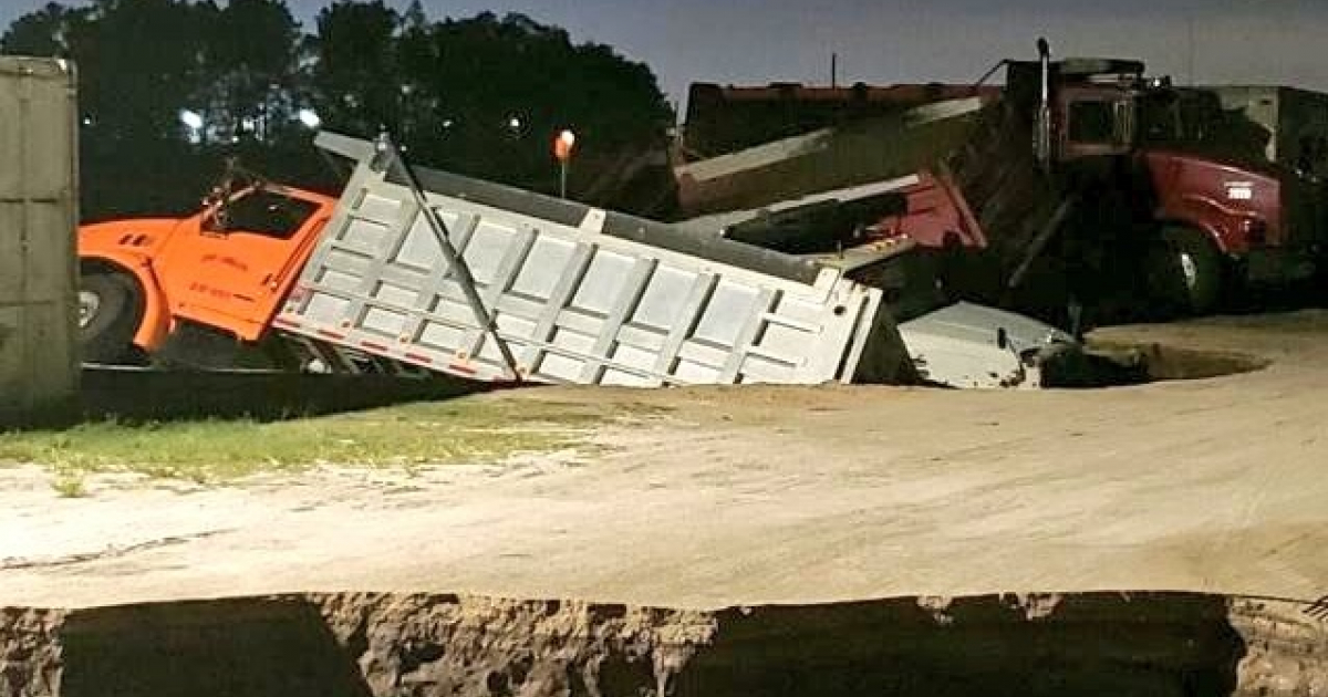 Camion hundido en el socavón en el condado de Orange © Twitter / OCFire Rescue