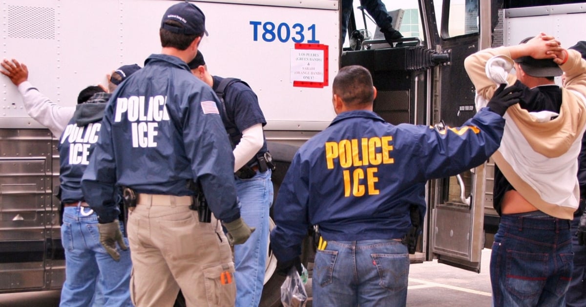 Agentes de ICE arrestan a inmigrantes © Wikimedia Commons