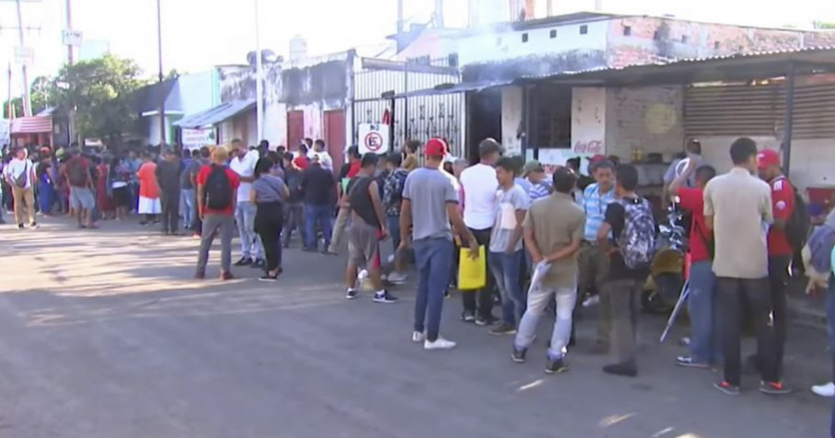 Migrantes en Tamaulipas hacen cola para trámites © Televisa