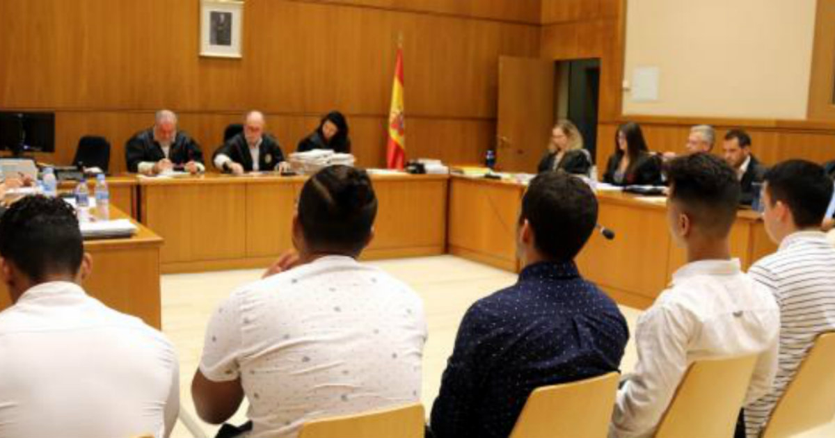 Cinco de los seis acusados de abusar sexualmente de una menor en Manresa (Barcelona) en 2016 durante el inicio del juicio en la Audiencia de Barcelona © ACN