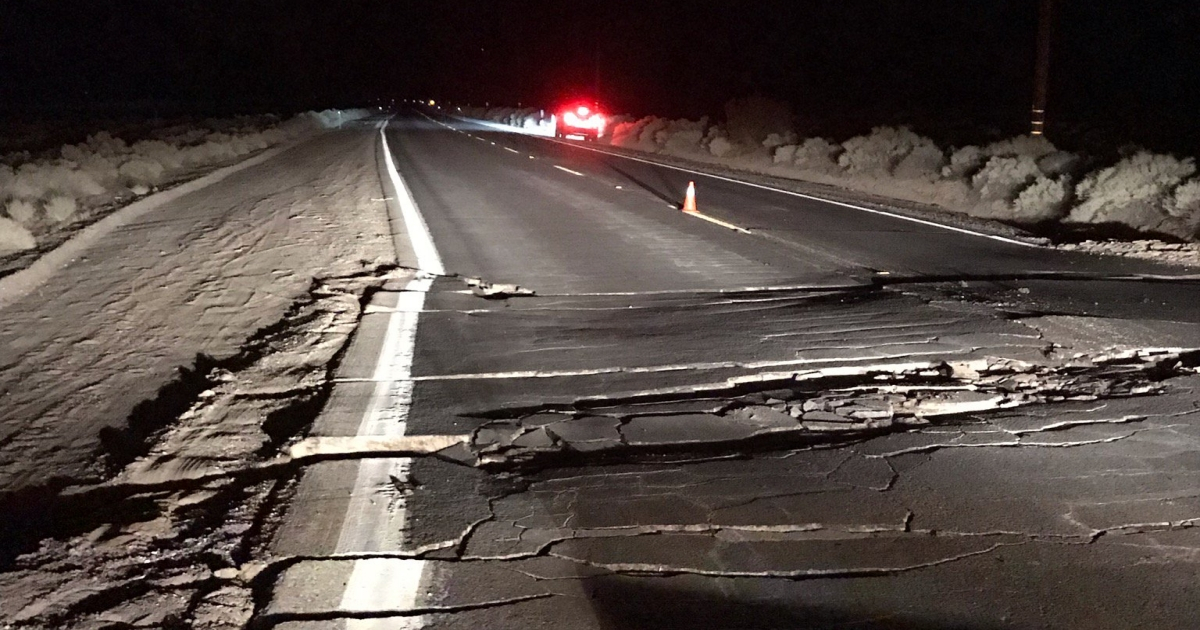 Una de las carreteras afectadas por el terremoto en California © Twitter / USGS 