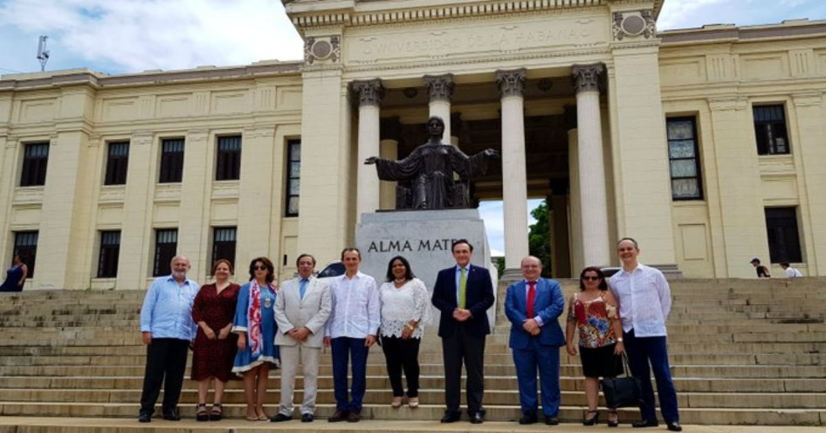 El ministro español Pedro Duque (en el centro con guayabera), en la Universidad de La Habana © Twitter / Pedro Duque