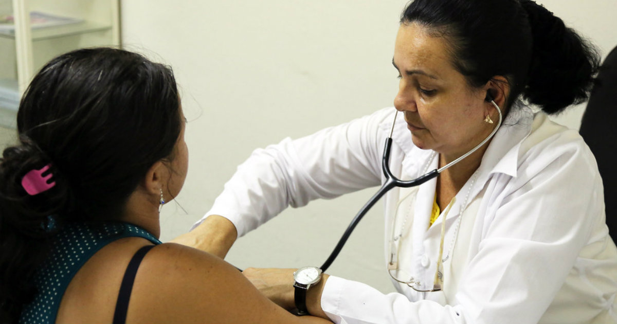 Doctora cubana atiende a una paciente (Foto de Archivo) © Flickr