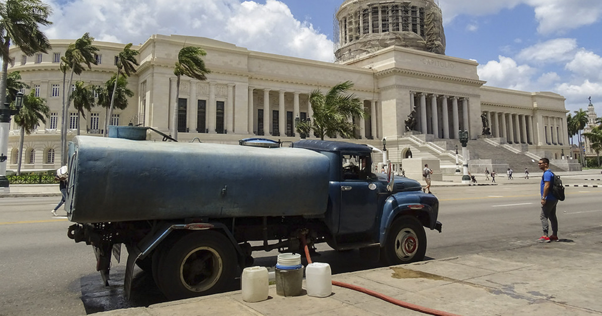 Pipa de agua frente al Capitolio de La Habana © CiberCuba