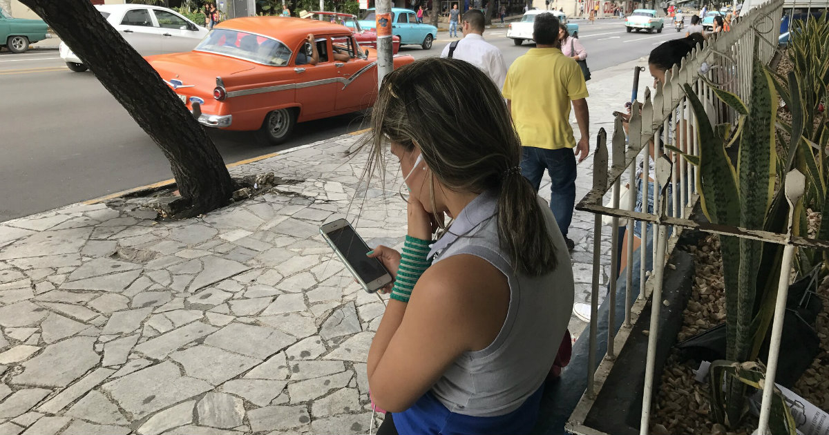 Joven cubana conectada a la red wi-fi © CiberCuba